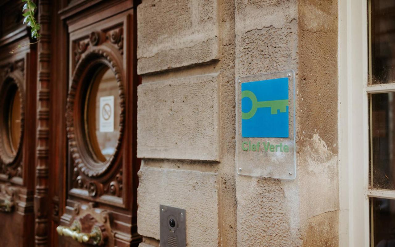 Mije Marais Hostel Paris Exterior foto A sign for a shared apartment in Paris