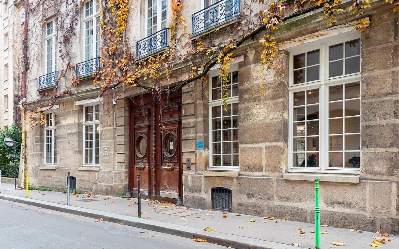 Mije Marais Hostel Paris Exterior foto The building of the Institut de France, where the Académie Française is located
