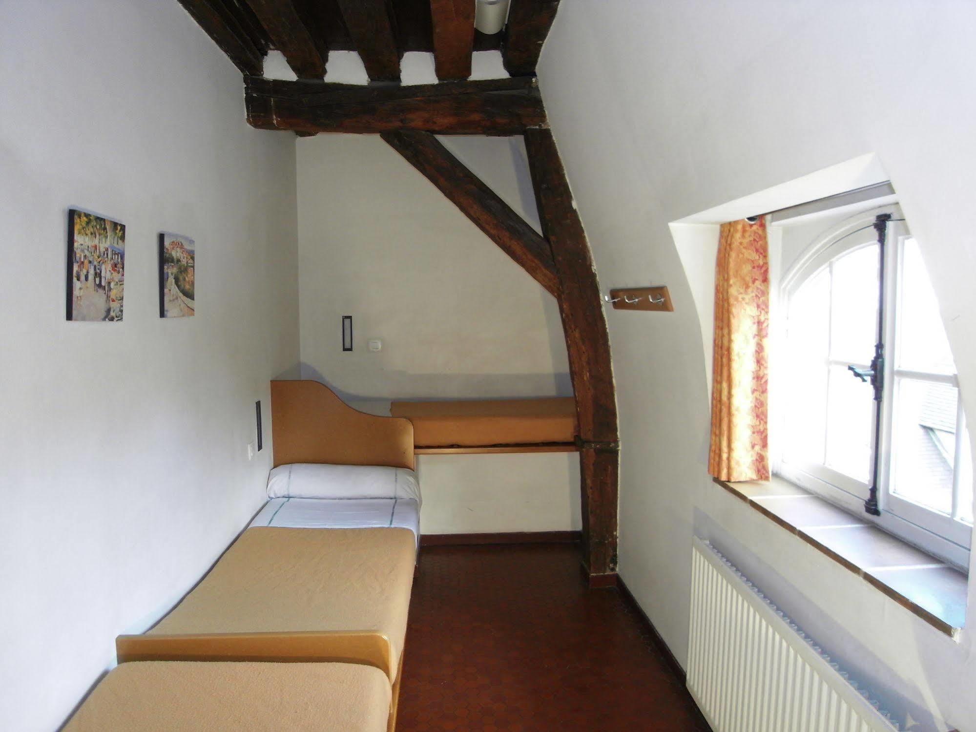 Mije Marais Hostel Paris Exterior foto The room in which Martin Luther stayed at the monastery