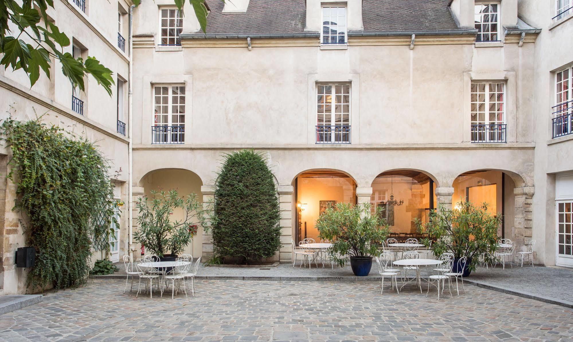 Mije Marais Hostel Paris Exterior foto The courtyard of the Hôtel de Matignon