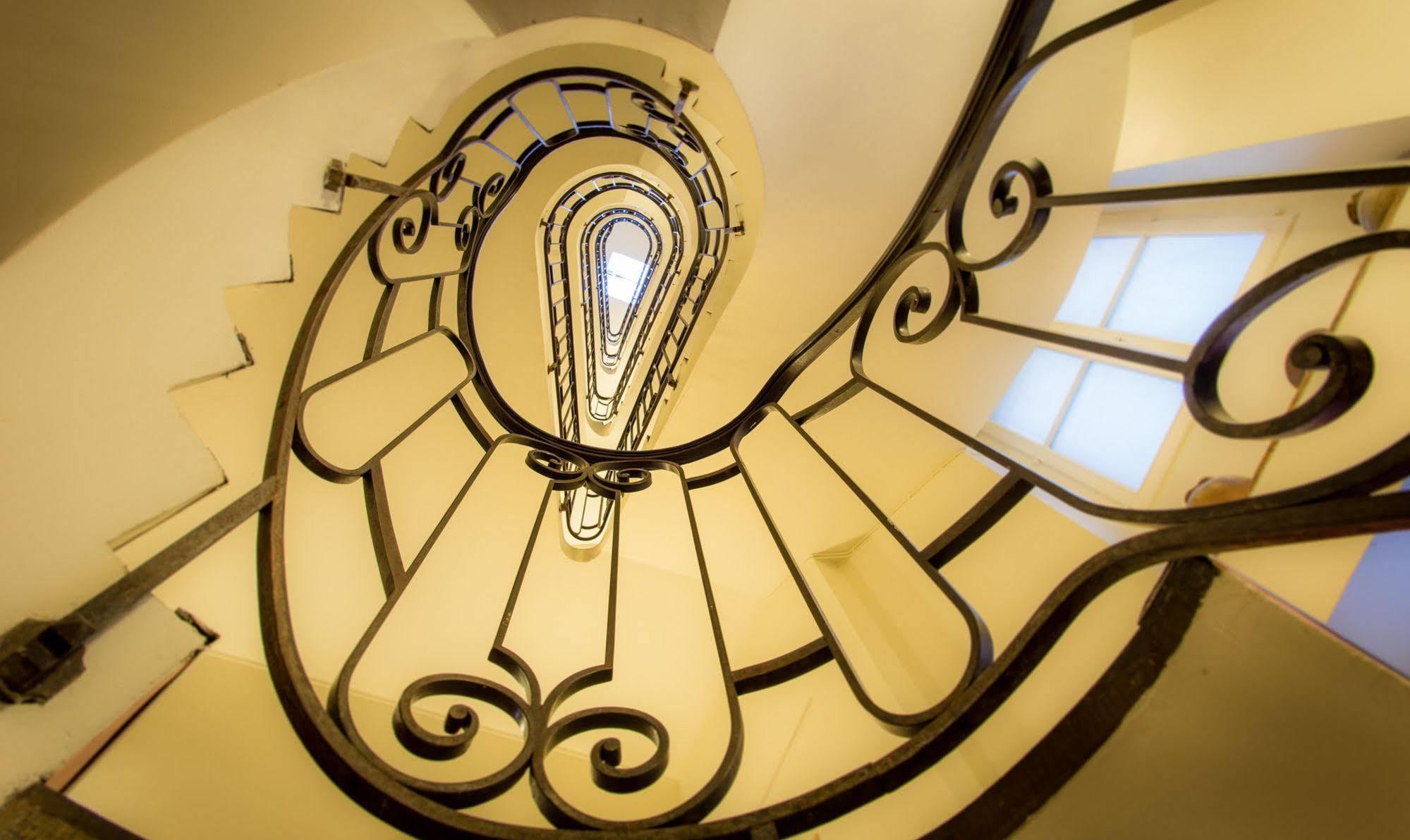 Mije Marais Hostel Paris Exterior foto Spiral staircase