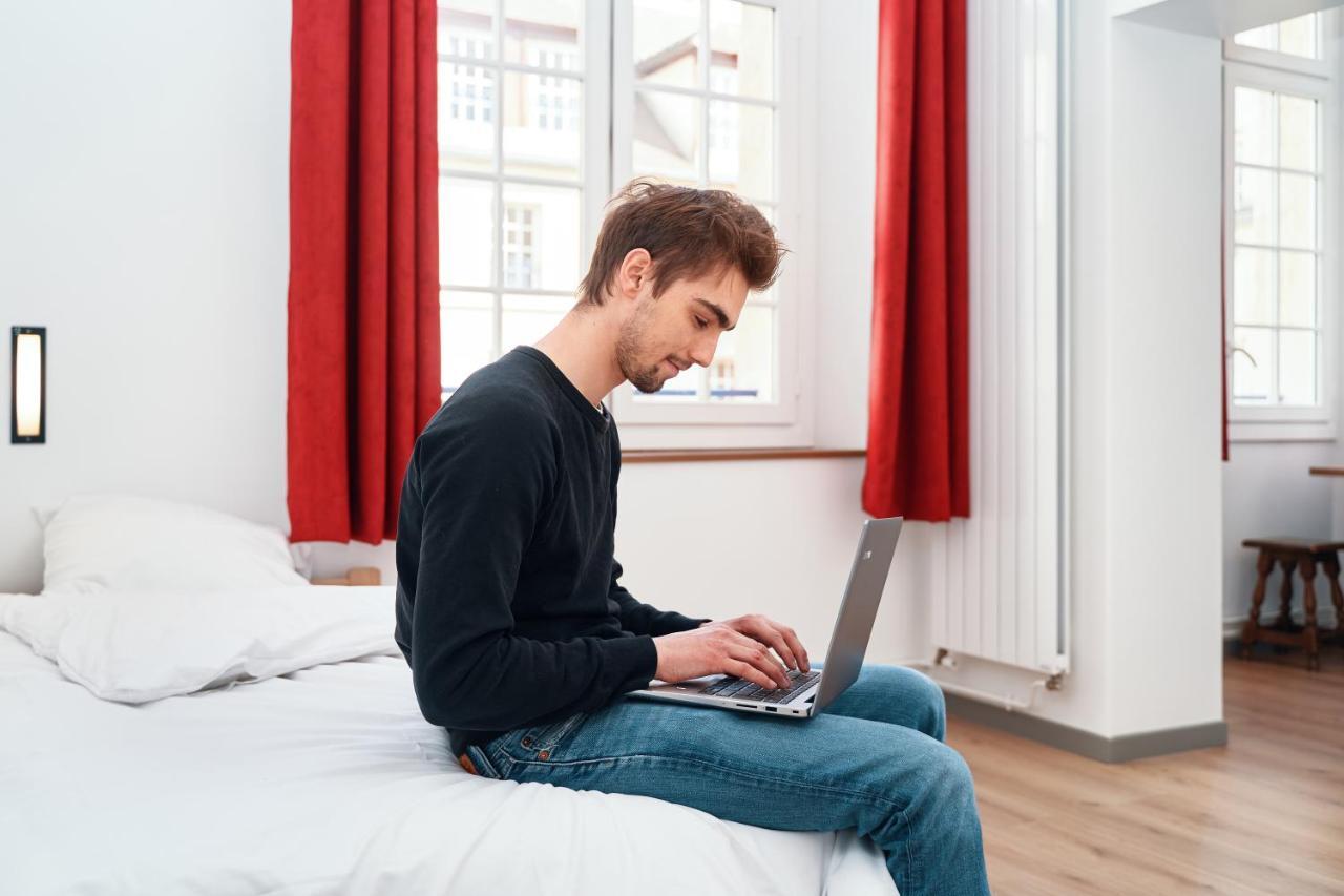 Mije Marais Hostel Paris Exterior foto A man using a laptop